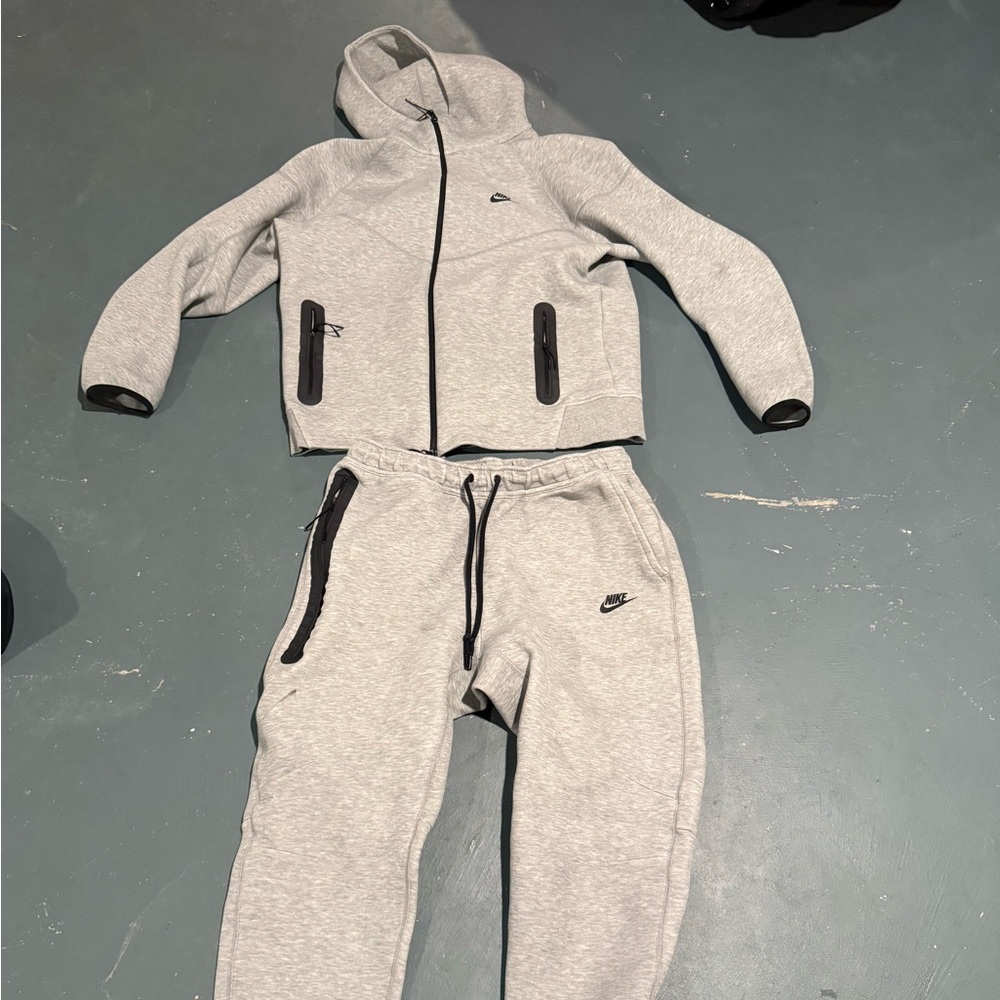 Men’s Nike tech large